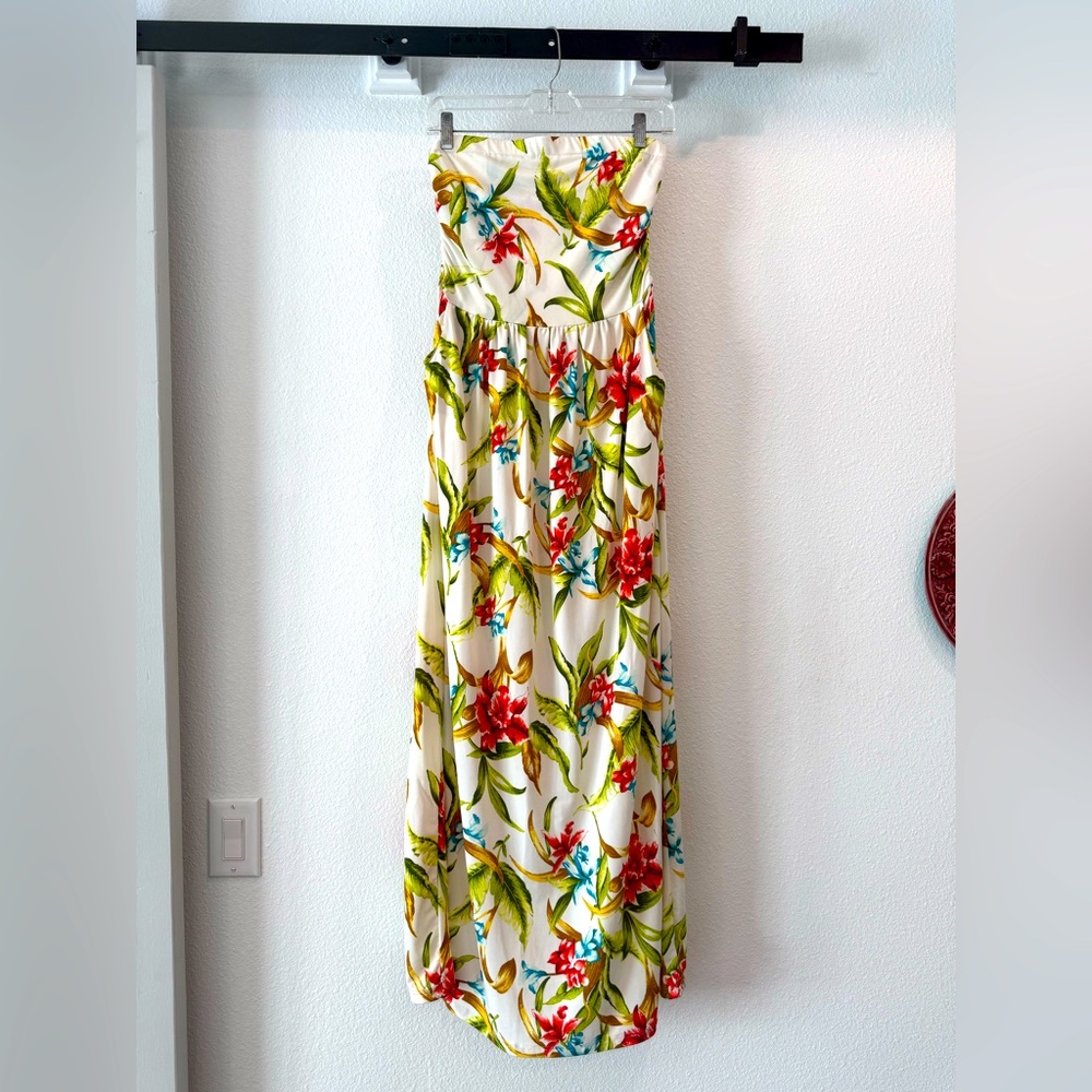 Maxi floral dress, beautiful colors and has pockets! Size medium